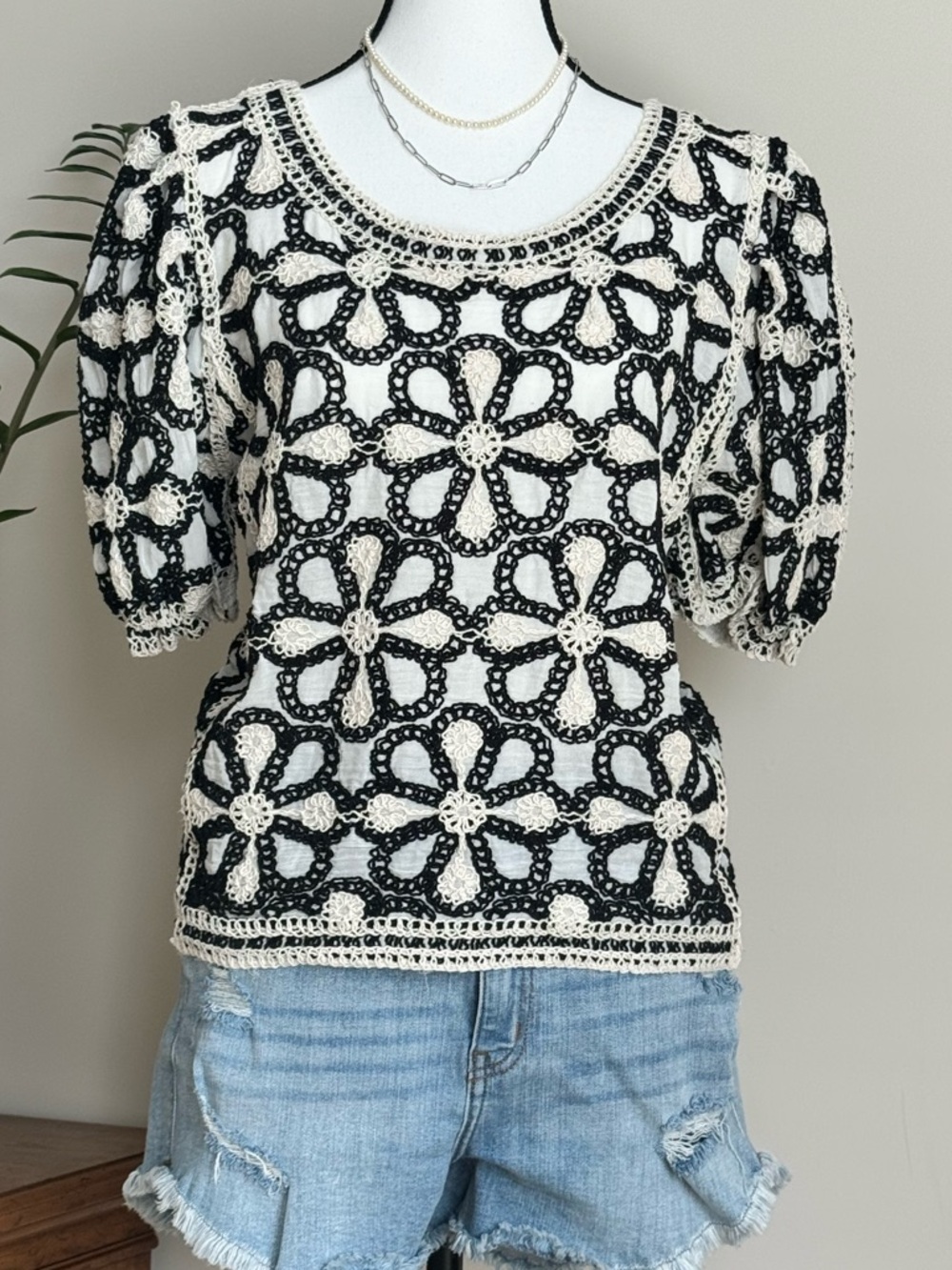 Solitaire Black & Cream Crochet Floral Puff-Sleeve Top size Small